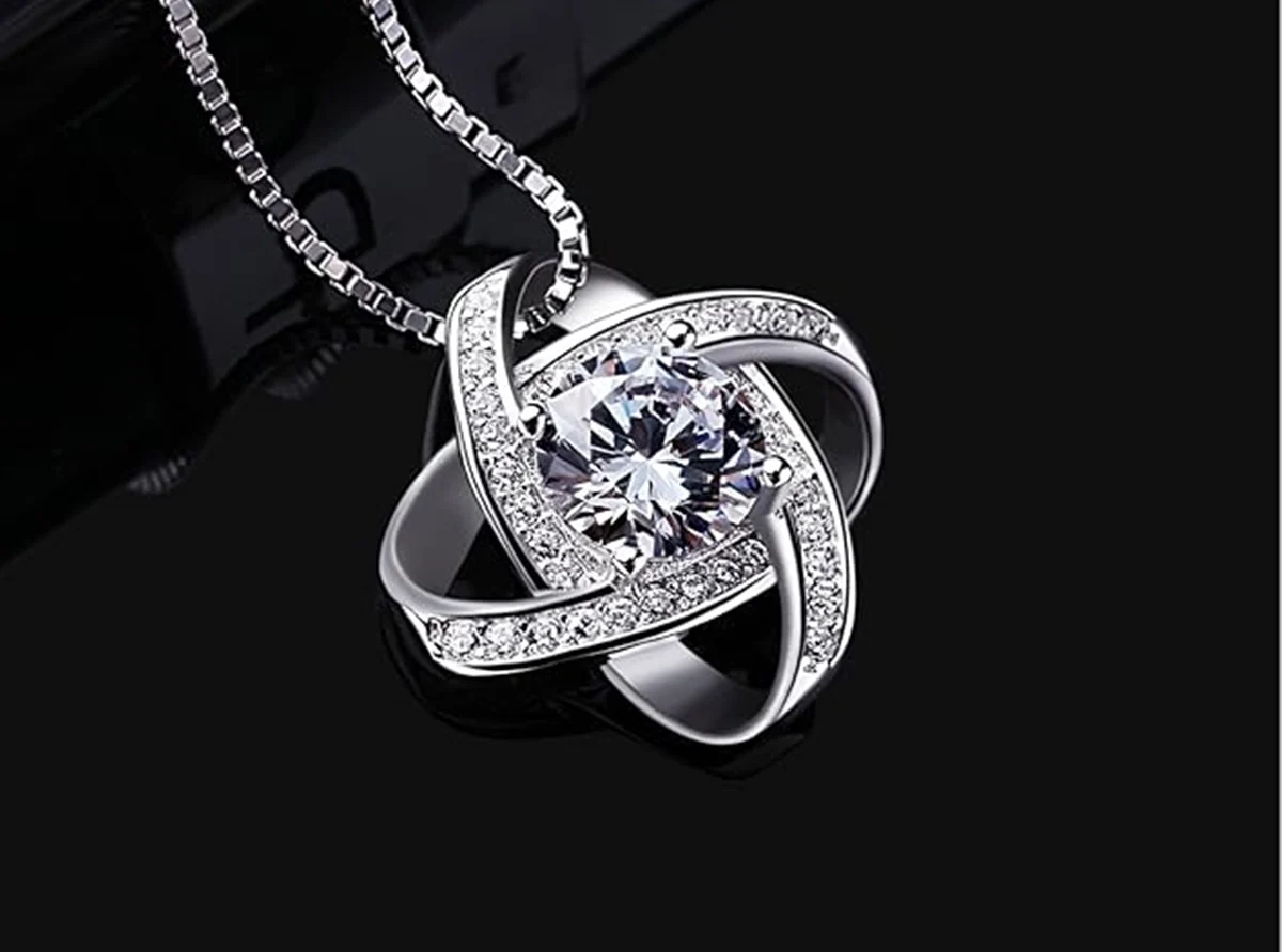 El regalo con el que no te vas a equivocar de Amazon, el collar de plata de ley por un precio económico