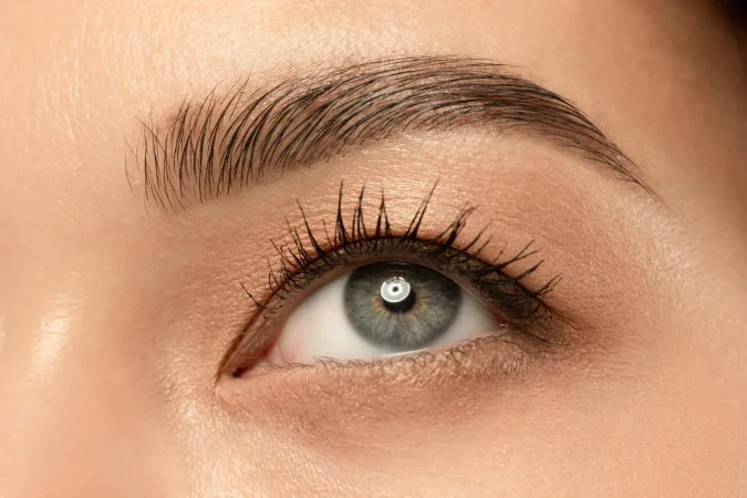 Amazon arrasa en ventas con su máscara de pestañas low cost de Maybelline 2 Merca2.es beautiful young woman s eye close up shot Merca2.es