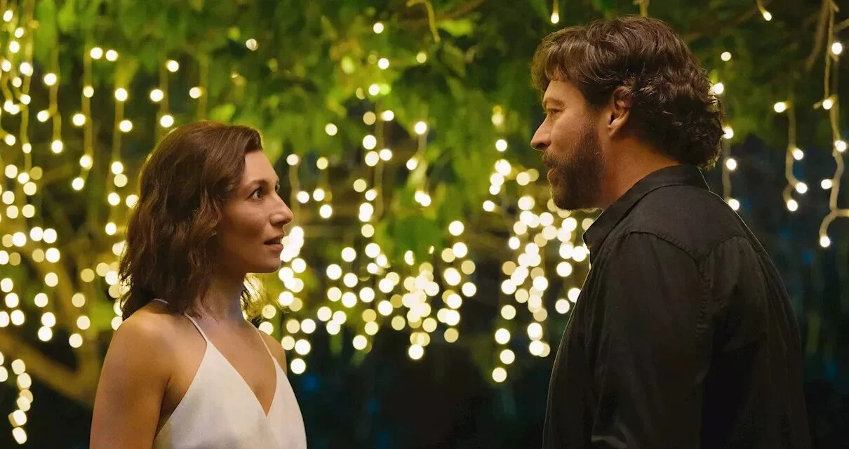Netflix trae la película romántica perfecta: paisajes hermosos y menos de 2 horas 1 Merca2.es La apasionante aventura de amor entre John y Sia que llegó a Netflix para enamorar los corazones de sus usuarios