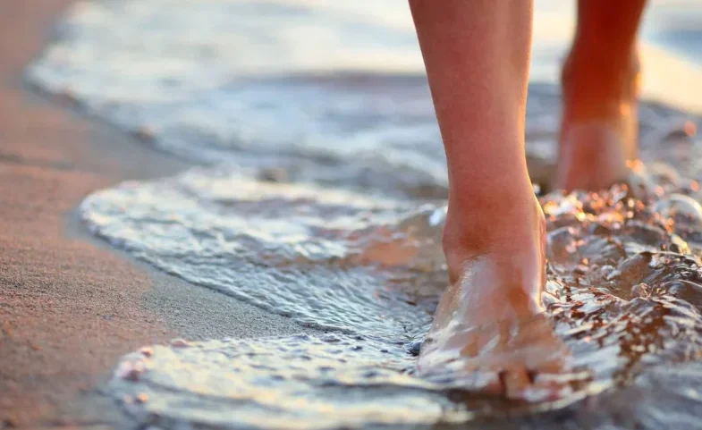 Caminar sobre la playa puede causar un grave problema de salud, alertan los médicos