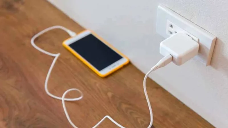 ¿Cuál es el porcentaje de carga ideal en el que se debe enchufar el teléfono? 23 Merca2.es Carga teléfono