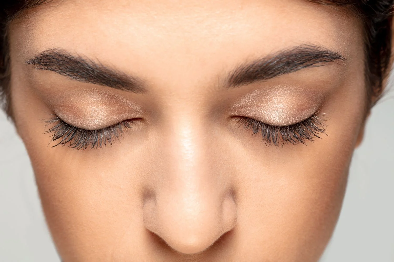 Amazon arrasa en ventas con su máscara de pestañas low cost de Maybelline 3 Merca2.es close up portrait beautiful jewish woman isolated studio Merca2.es