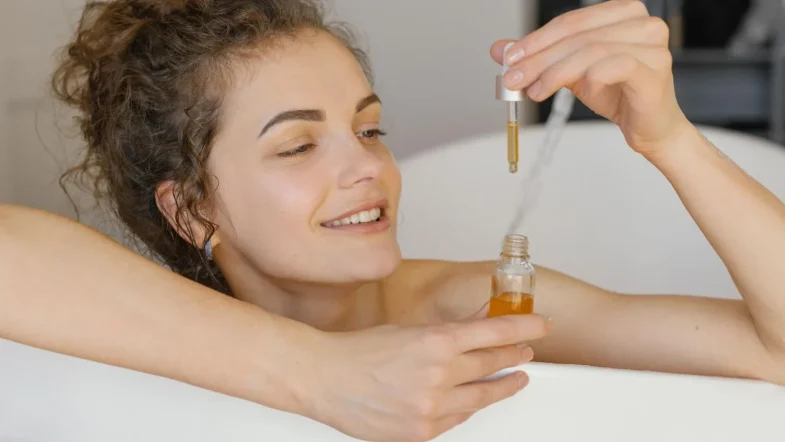 El condimento de tu cocina que combate arrugas y borra las manchas del sol
