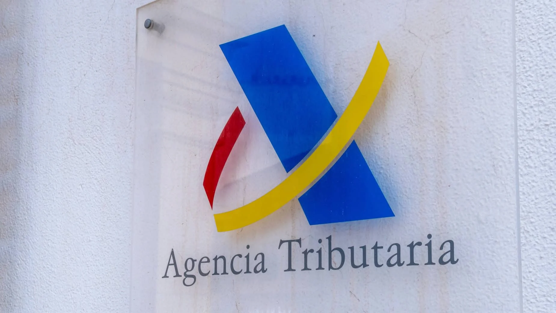 Alerta de la OCU: si te llega este mensaje de Hacienda, ten mucho cuidado