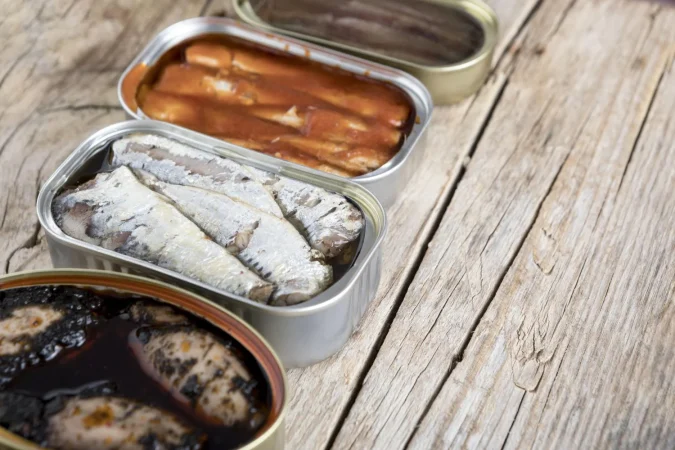 high angle cans with seafood Merca2.es
