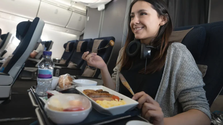 No consumas este alimento antes de volar: tu salud lo agradecerá