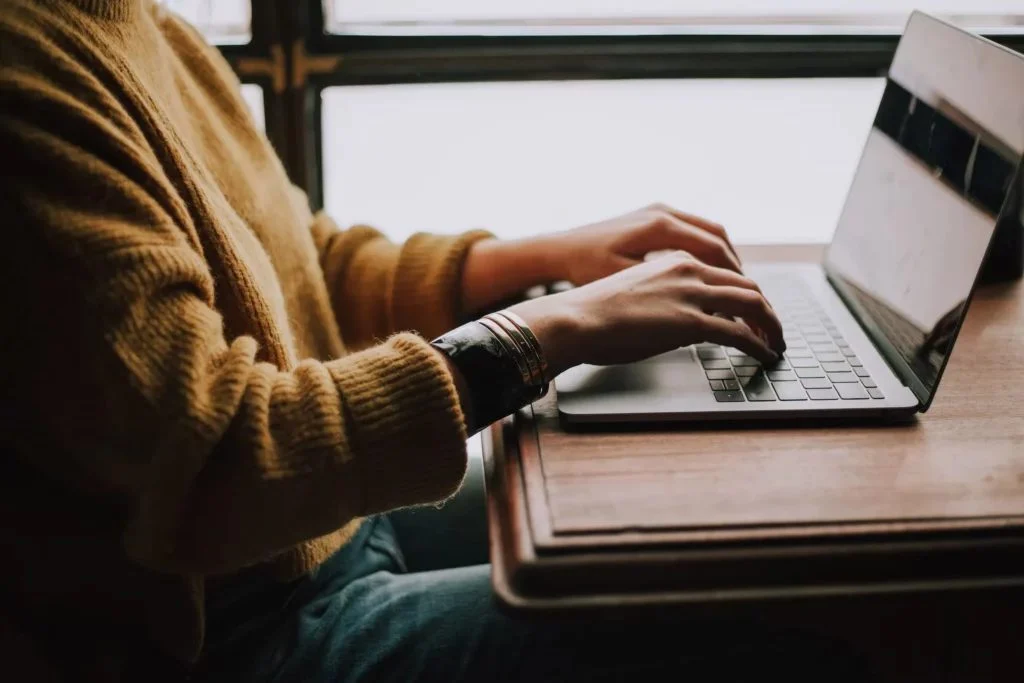 La razón por la que no deberías emplear tu ordenador del trabajo para tareas personales