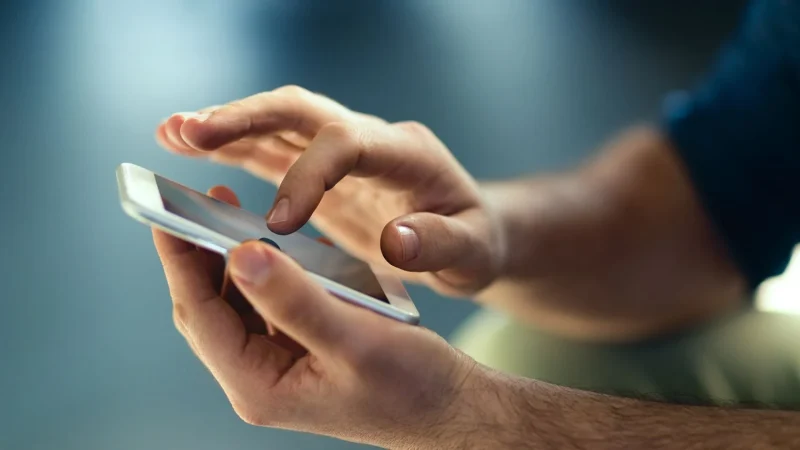 Si haces esto con tu teléfono podrías causarle daños irreparables 1 Merca2.es Teléfono aluminio
