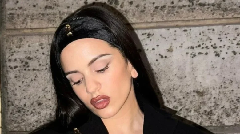 Este es el tinte de labios favorito que no puede faltar en el neceser de Rosalía y Amazon lo tiene a precio de regalo