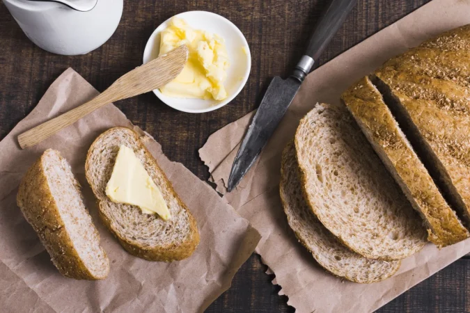top view slices bread with butter knife Merca2.es