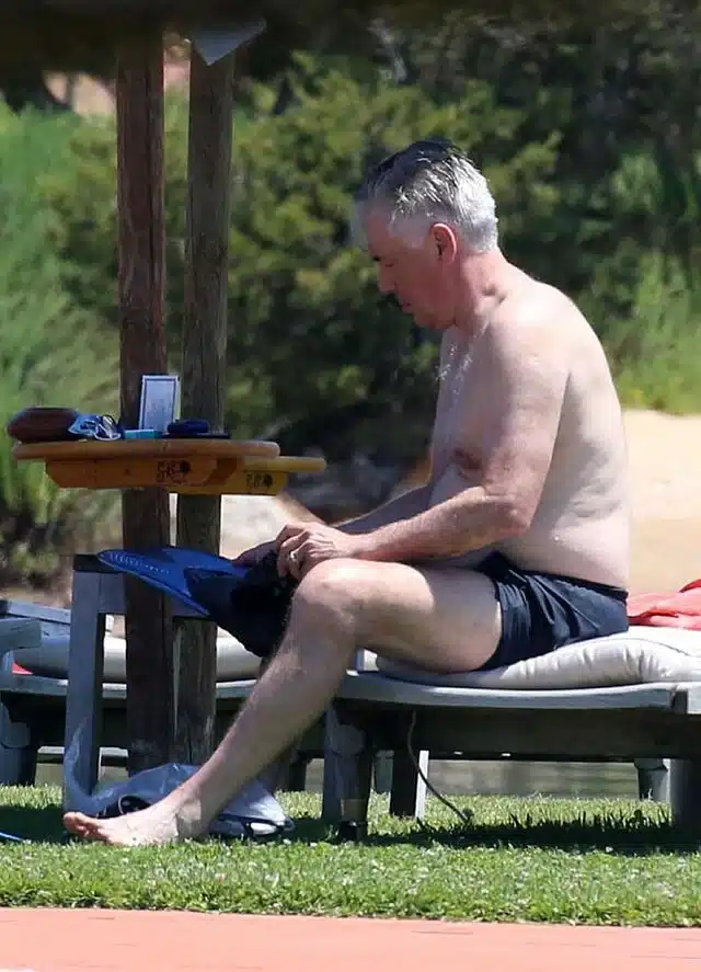 Un cigarro y una mano juguetona: Ancelotti presume de la vida padre en sus vacaciones por USA 1 Merca2.es Ancelotti
