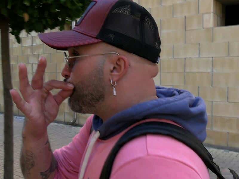 Kiko Rivera lanza un comunicado que confirma todos los rumores sobre su nueva vida 1 Merca2.es Kiko Rivera paseando por la calle