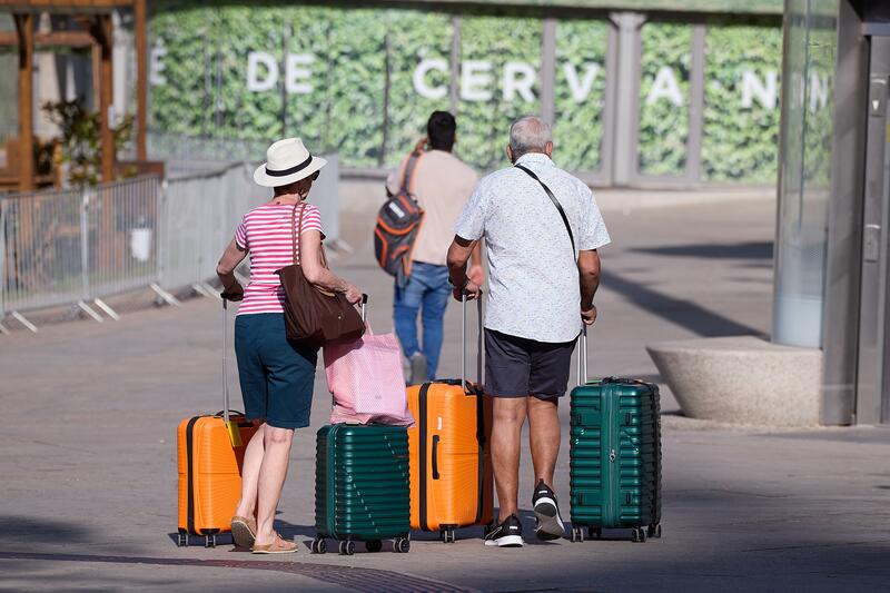 España alcanza cifras históricas en turismo: 53,4 millones de turistas y 7.100 millones en gastos hasta julio