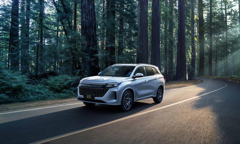 El DSFK E5, el nuevo SUV híbrido enchufable de DSFK, llega por menos de 26.000 euros gracias a Moves