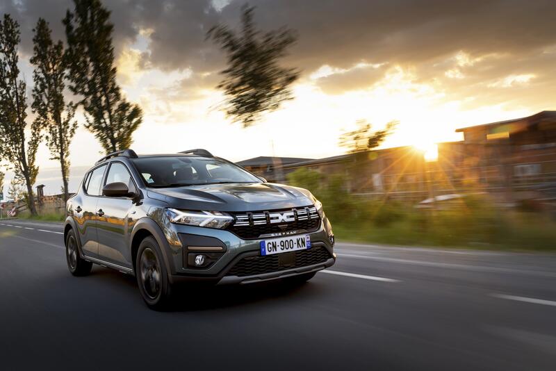 Dacia Sandero se posiciona como el rey de las ventas en agosto en España, mientras Toyota domina el mercado de las marcas
