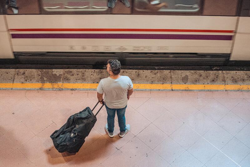 Madrid reprocha a Puente su osadía al alardear de servicios ferroviarios mientras Cercanías sufre averías diarias