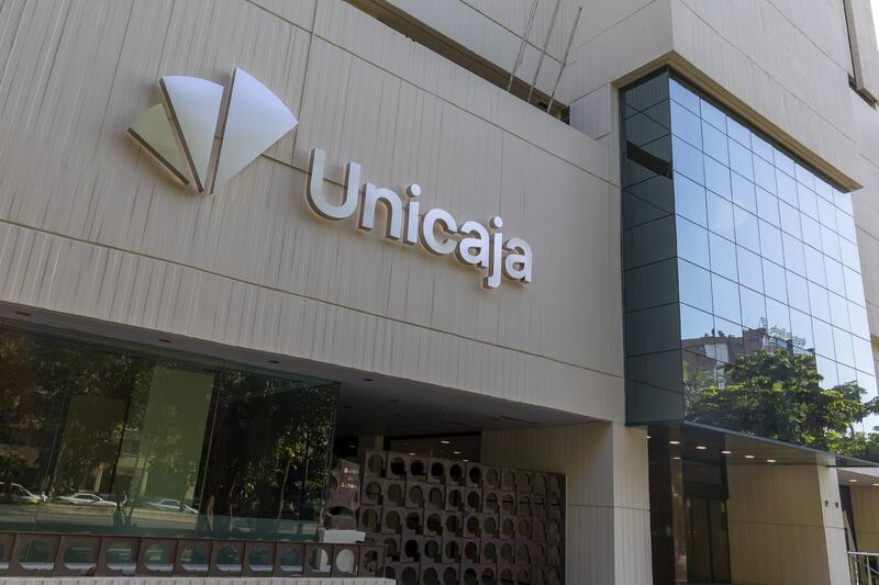 Unicaja lanza una promoción de cuentas de ahorro para atraer a clientes menores de edad
