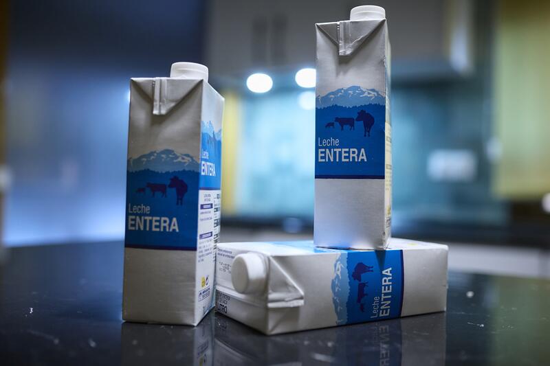 Facua presenta una denuncia a la CNMC por el precio idéntico de la leche de marcas blancas en 8 supermercados