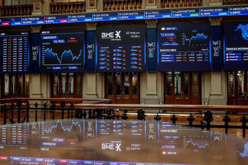 El Ibex 35 se deja un 0,25% al mediodía afectado por Puig y a la expectativa del informe laboral de Estados Unidos