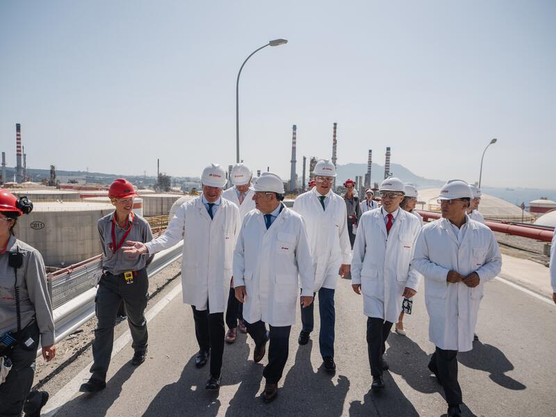 Hereu visita los proyectos de Cepsa, referentes en la transición energética en el continente europeo, en San Roque