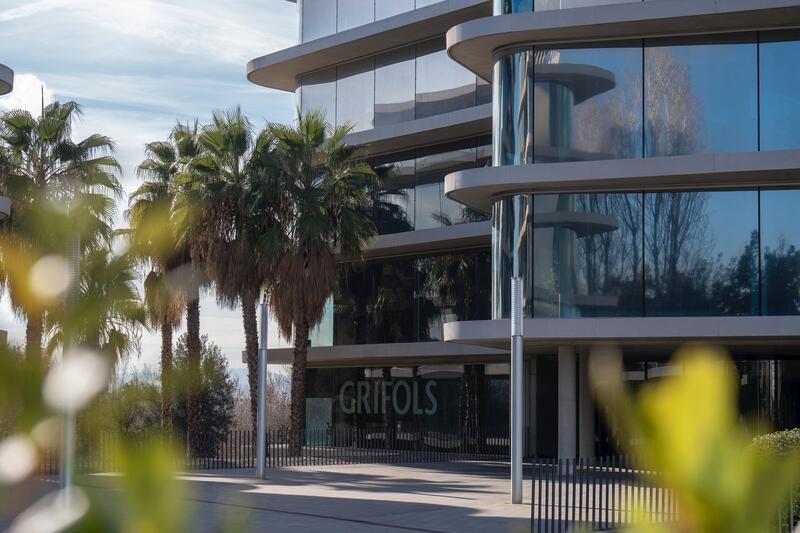 Grifols amplía su ofensiva legal contra Gotham, respaldada por la CNMV, y denuncia pérdida de prestamistas