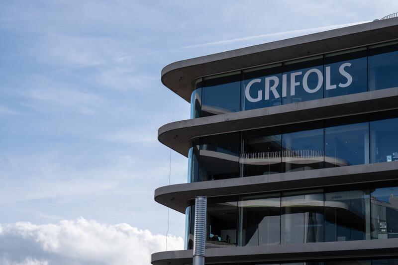 Las acciones de Grifols suben un 6% mientras los accionistas exigen una prima sustancial en la OPA tras la demanda a Gotham