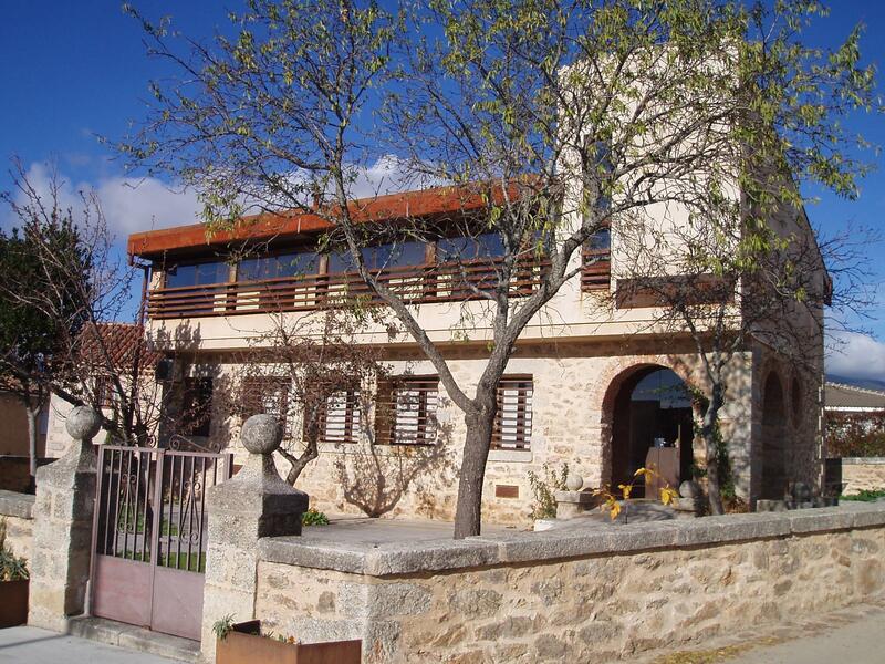 Ayuso promueve el comercio y la hostelería en pueblos con ayudas de hasta 10.000 euros