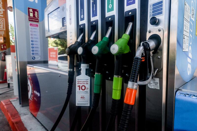 Los precios de los carburantes descienden hasta un 1,3% y registran sus mínimos de 2022