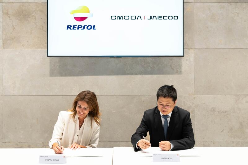 Repsol sella un pacto con Omoda y Jaecoo para fomentar la descarbonización del automóvil en España