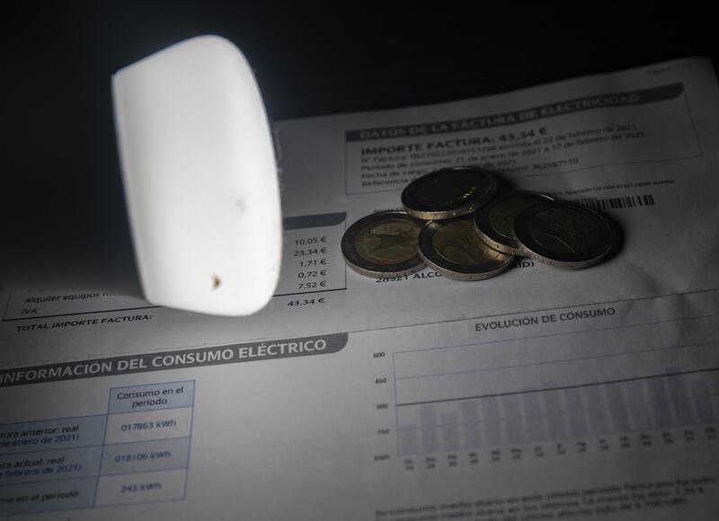 El precio de la luz vuelve a bajar este domingo con siete horas en negativo y coste medio de 35,52 euros/MWh