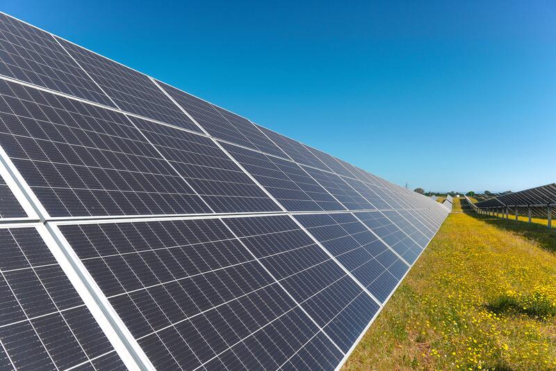 El BEI y BNZ apuestan por las renovables con un préstamo de 166 millones para proyectos en España, Italia y Portugal