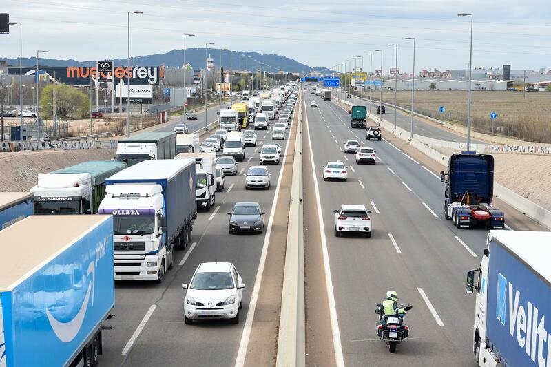 Alarma en la carretera: 1 de cada 3 conductores adelanta en línea continua y mitad supera la velocidad máxima