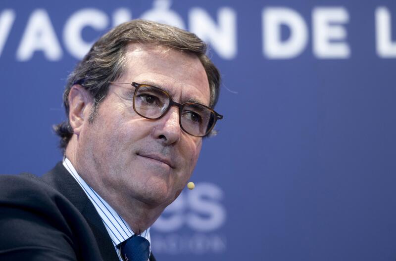CEOE critica la jornada de 37,5 horas alegando que viola el acuerdo de convenios y defiende su derecho a rechazarlo