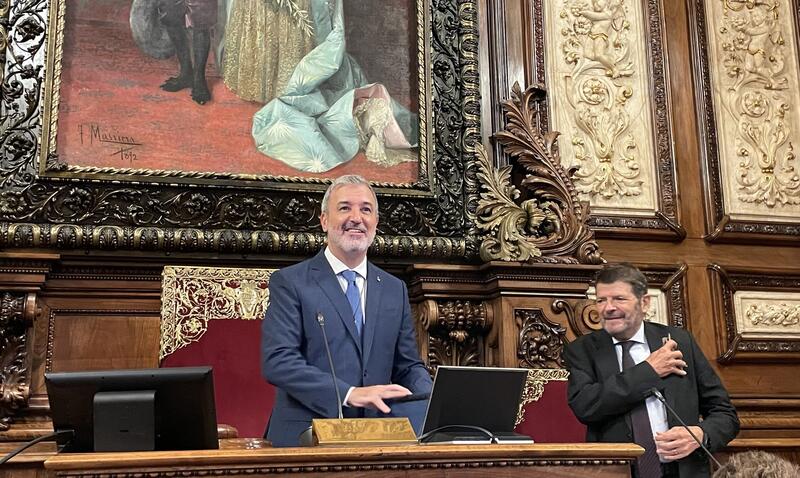 El alcalde de Barcelona garantiza que elevará los recursos para la inspección de pisos turísticos antes de que acabe 2024