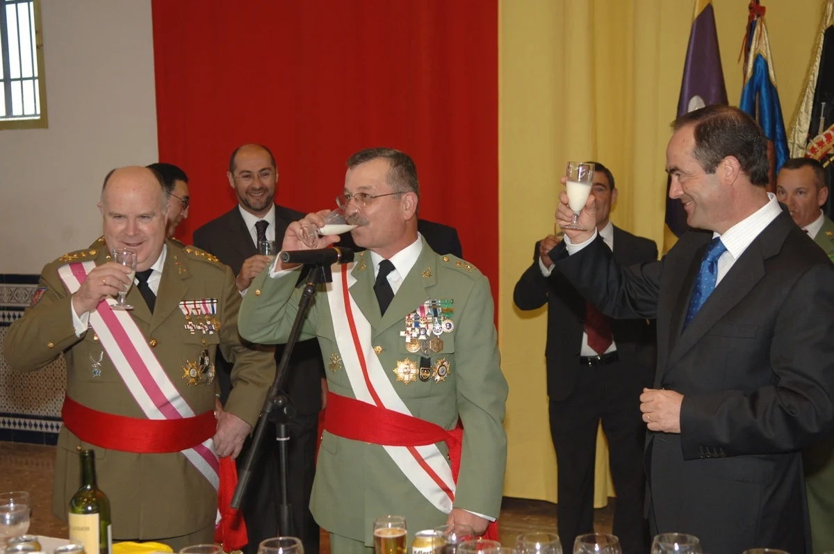 Así se hace el mítico cocktail ‘Leche de Pantera’, una bebida que nace en la Legión española