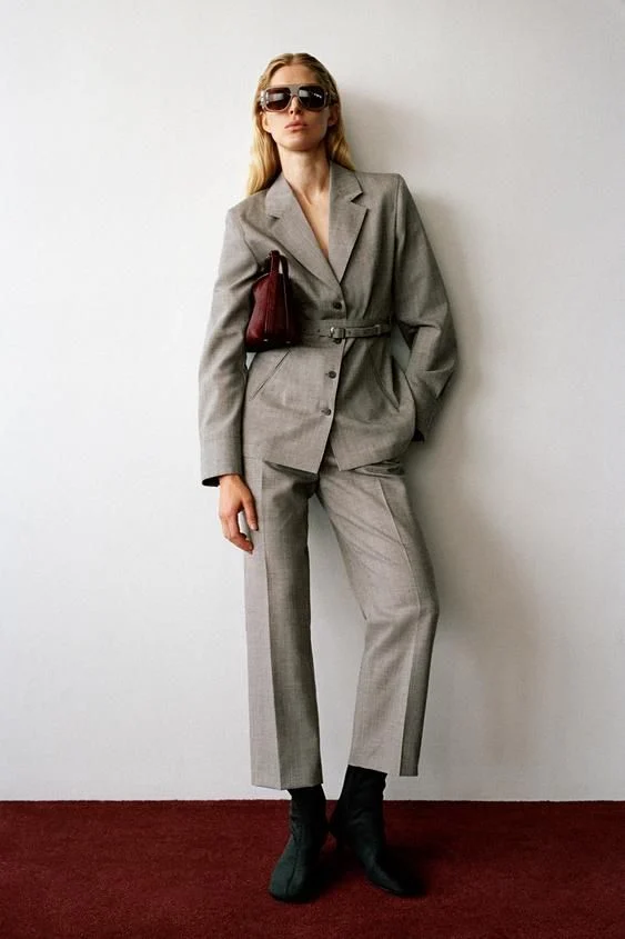 Blazer de Lana 100% con Cinturón y Pantalón Recto: Elegancia y Versatilidad por Zara