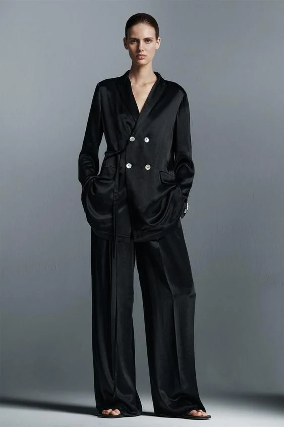 Blazer Fluida Cruzada y Pantalón Satinado: Elegancia y Comodidad por Zara
