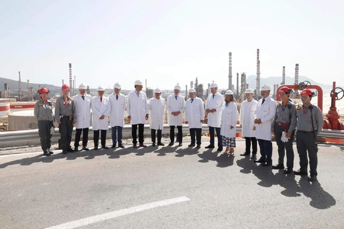 El ministro Jordi Hereu visita el Valle Andaluz del Hidrógeno Verde de Cepsa para conocer los avances de su transformación industrial