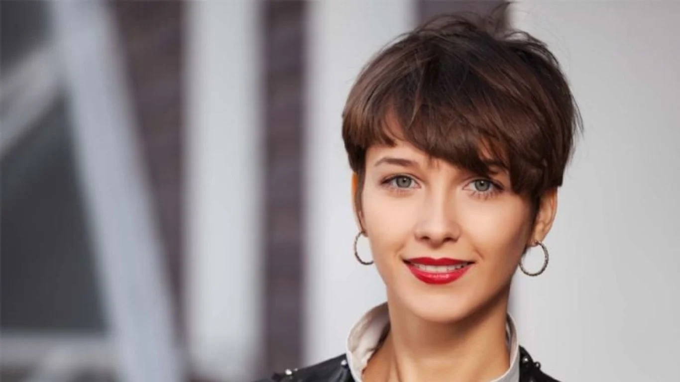 El corte de pelo ‘guillotina’ se posiciona como la tendencia de 2025: Cómodo y con mucho estilo