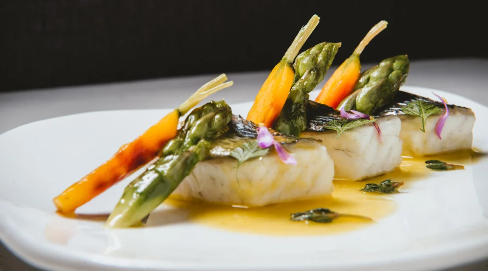 Dorada en escabeche con zanahorias y espárragos, un manjar al alcance de cualquiera