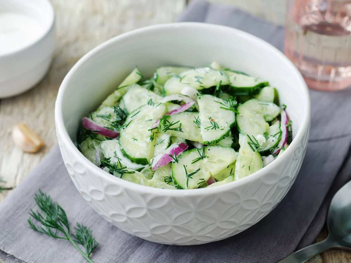 Ensalada refrescante de pepino, la opción perfecta para esta época