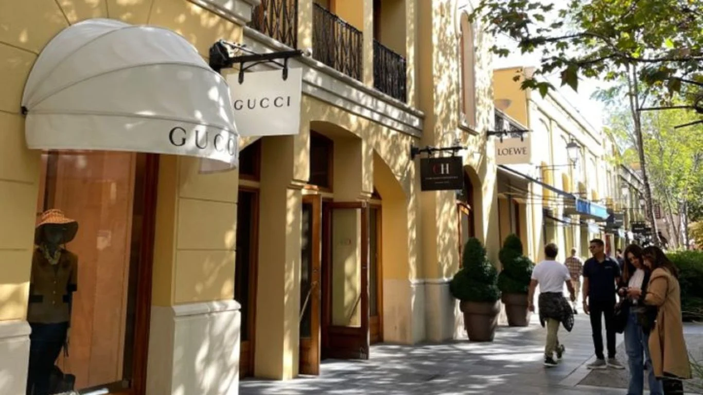 Kering no sabe como frenar los problemas: Gucci arrastra a Yves Saint Laurent