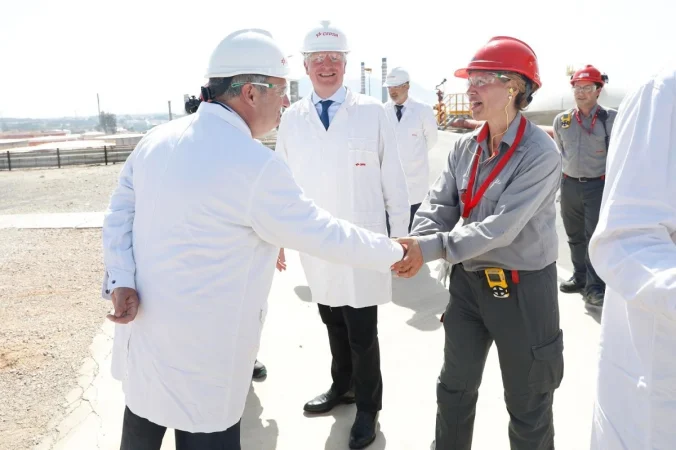 Ministro de Industria saludand