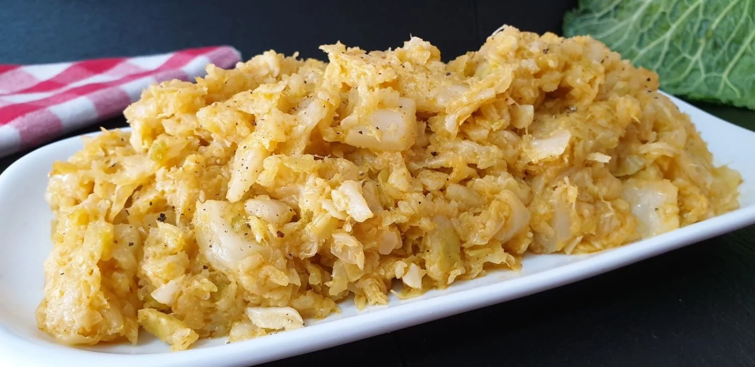 Repollo rehogado con ajo y pimentón, una receta para chuparse los dedos