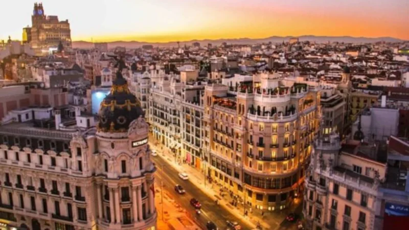 Conoce el rooftop con las vistas panorámicas más impactantes de Madrid, ¡y no te costará ni un céntimo! 1 Merca2.es Qué días y cuando se puede ir al rooftop