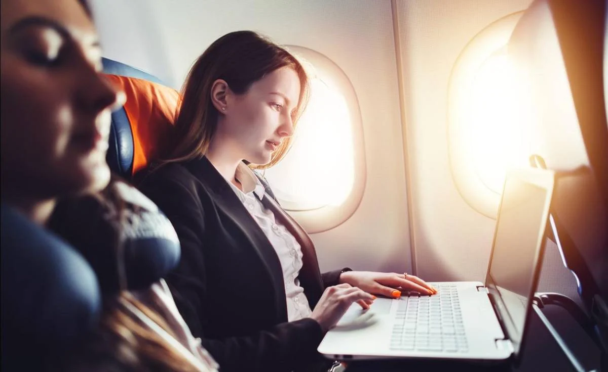 Starlink estandariza el internet por satélite en la aviación: esta aerolínea ofrecerá WiFi de SpaceX