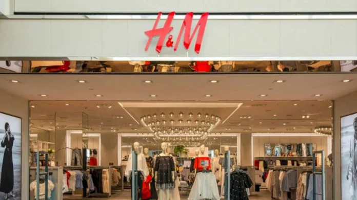 H&M presenta el cárdigan de punto fino que están conquistando el estilo francés más elegante
