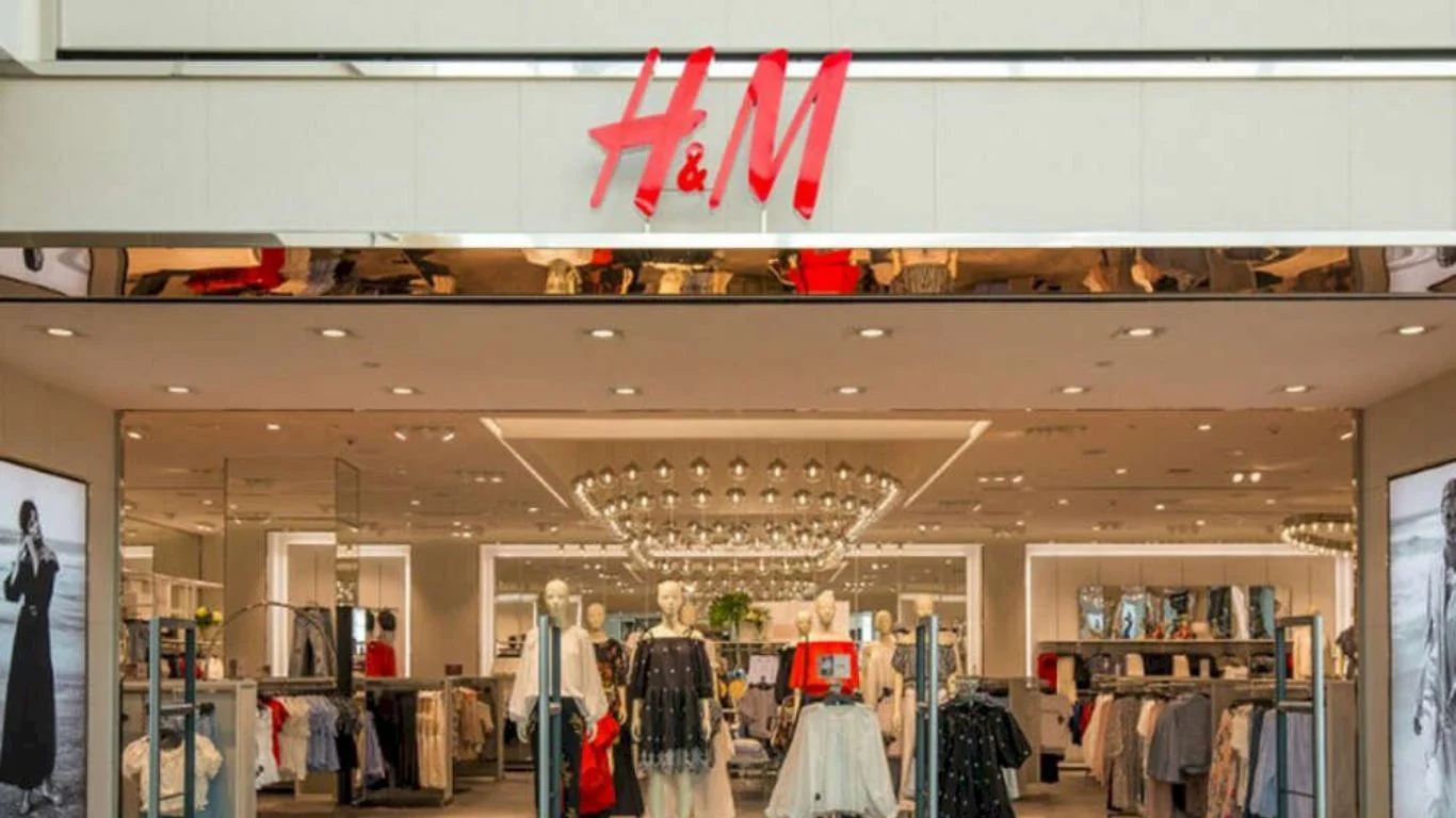 H&M presenta el cárdigan de punto fino que están conquistando el estilo francés más elegante