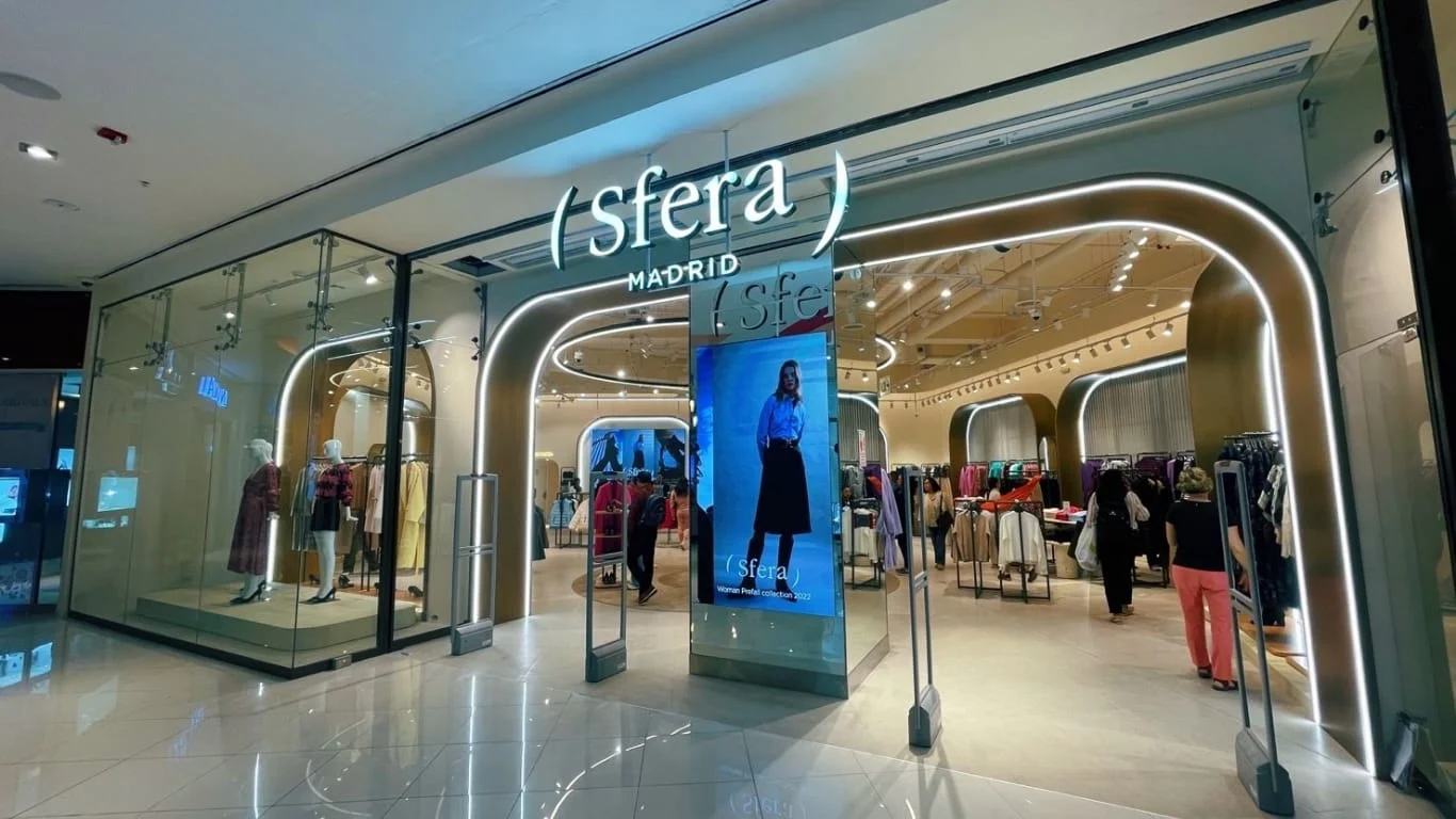 Sfera marca la tendencia otoñal del año con su vestido de manga larga perfecto para cada ocasión