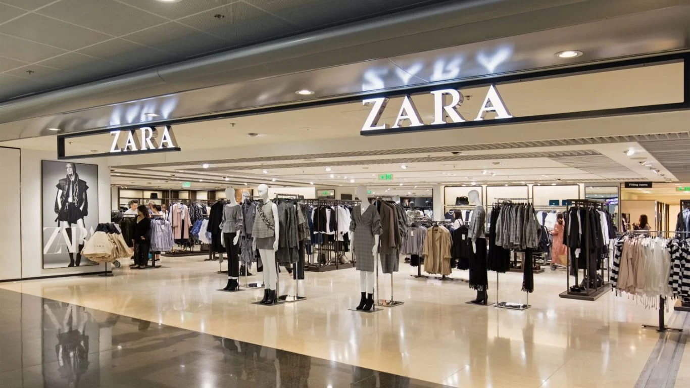 El vestido de Zara que será tu mejor aliado esta primavera: fresco, versátil y súper favorecedor